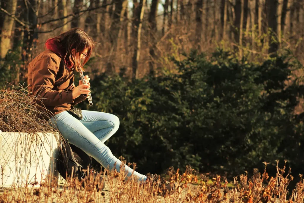 Photo a person playing a flute in the woods