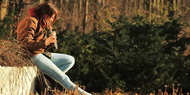 Photo a person playing a flute in the woods